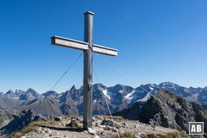 Gipfelkreuz der Hochgehrenspitze vor dem Allgäuer Hauptkamm