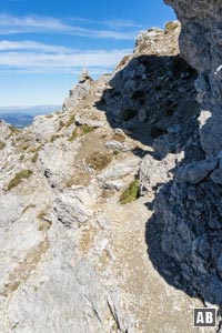 Nach der Rinne zeigen uns wieder Pfadspuren und ein Steinmann den richtigen Weg. Hier der Rückblick auf beides (Steinmann oben, links der Bildmitte).