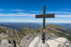 Ein Gedenkkreuz markiert diese erste Kletterstelle und mahnt uns zum umsichtigen Steigen