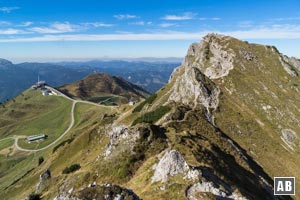 Rückblick vom Nordostgrat auf die Kanzelwand (rechts) und die Bergstation der Kanzelwandbahn (links)