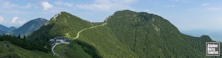 Herzogstand, Martinskopf, und Heimgarten (von rechts nach links) - im Vordergrund das Berggasthaus Herzogstand