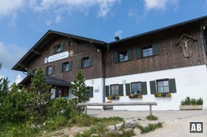 Am Berggasthof Herzogstand wandern wir rechts vorbei