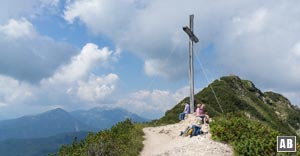 Unterhalb des Herzogstand-Hauptgipfels befindet sich ein Vorgipfel mit Gipfelkreuz