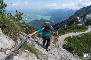 Ausgesetzte Stellen sind am Verbindungsgrat mit Drahtseilen gesichert