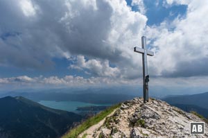 Der Gipfel des Heimgartens mit dem Walchensee im Hintergrund