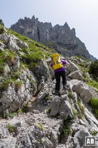 Hoch auf einen Geländebuckel zum Beginn der Drahtseile