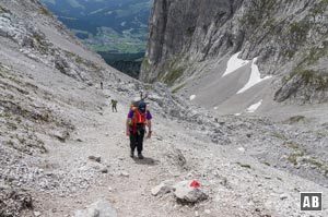 Die geröllige Querung in Richtung Gipfel