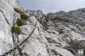 Der mit Ketten gesicherte zweite Aufschwung oberhalb des Ellmauer Tores