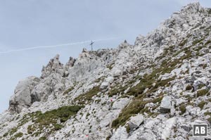 Rote Markierungen leiten uns bis zum Gipfelaufbau