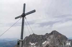 Das Gipfelkreuz der Hinteren Goinger Halt mit den Karlspitzen im Hintergrund