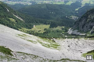 Tiefblick über das Kübelkar zur Gaudeamushütte und der Wochenbrunner Alm