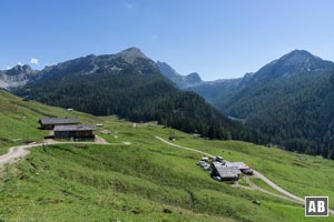 An der Kallbrunnalm steigen wir zu den obersten Hütten auf