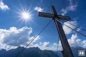 Das Gipfelkreuz des Hochkranz mit den Leoganger Steinbergen im Hintergrund