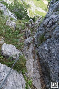 Der untere Teil des Hochkranz-Abstiegs ist äußerst steil. Einige Drahtseile sind eine willkommene Hilfe.