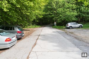 Vom Parkplatz an der Padinger Alm wandern wir in den Wald hinein