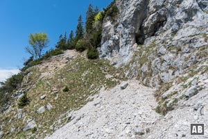 Durch einen Linksschwenk und dem Anschluss, eine Geländerampe, wird die Felsbarriere umgangen.