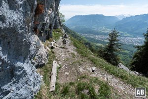 Im Zack Zack bergan bis zu einem markanten Felsüberhang. Darunter befindet sich dieser idyllische Rastplatz mit einigen provisorischen Sitzgelegenheiten, zahlreichen Gedenktafeln...