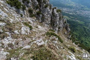 Tiefblick nach dem Linksschwenk aus der Geländefurche in die Rinne.