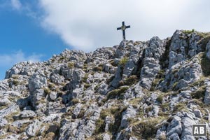 Und durch einen Linksschwenk über einige Felsblöcke zur eindrücklichen Bergschau am Gipfel des Hochstaufens.