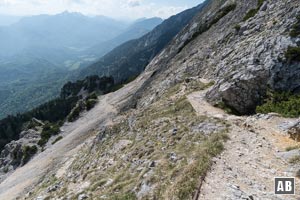 An der Abzweig in Richtung Mittelstaufen links abdrehen, im Eiertanz unangenehm diesen Schutthang hinunter.