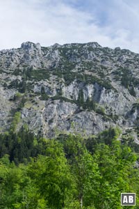 Blick in die Goldtropfwand. Rechts oben das Reichenhaller Haus.