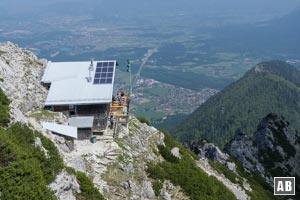 Das Reichenhaller Haus mit seiner spektakulären Lage - gesehen vom Staufen-Gipfel.