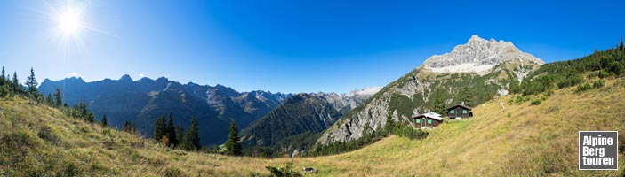 Die Schwabeggalm mit dem Hochvogel und der Hornbachkette links im Hintergrund