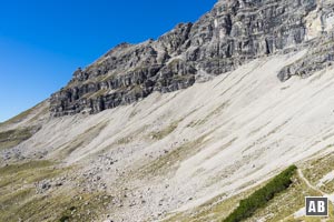 Die Querung des Roßkars. Am Ende des Kars steigt man nach rechts oben und gelangt so zum Einstieg in die Felsroute.