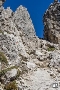 Der Einstieg in den Fels. Die Route ist bis zum Gipfel vorbildlich markiert.