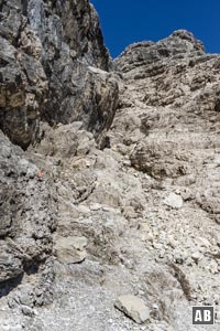 Die Querung zur Schlucht. Das Gelände ist mit Geröll übersäht.