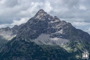 Die Südseite des Hochvogels. Der Bäumenheimer Weg führt von rechts nach links durch das Kar und über den linken Grat hoch zum Gipfel.