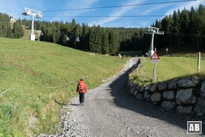 ...und rechtshaltend den planierten Fahrweg unterhalb der Seilbahn wählen.