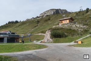 Rechts an der Seilbahn-Mittelstation vorbei...