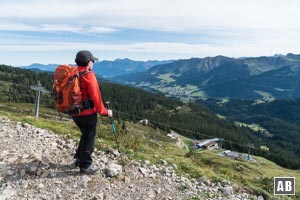 Blick zurück auf die Mittelstation. Im Tal ist Riezlern zu erkennen.