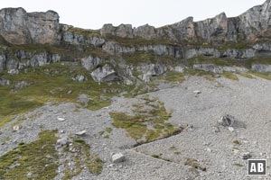 Am Wegweiser bekommen wir instruktiven Einblick zum Einlass auf das Dach: Mittels der Serpentinen zum Felsansatz, dann nach links schräg empor zu der breiten Scharte.