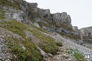 Die Geröllserpentinen enden am Ansatz der Ifen-Nordostwand