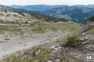 Blick zurück in die Ifenmulde und den Weg dort hinein.