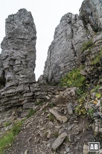 Hat man diesen massigen Felsturm rechts umgangen...