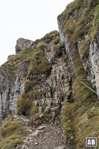 ...steht man vor der Schlüsselstelle des Aufstiegs. Der Steilaufschwung ist aber Dank gut gestuftem Gestein und dem Kabel gut zu meistern.