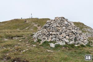 Ein gigantischer Steinmann kündigt frühzeitig den höchsten Punkt an.