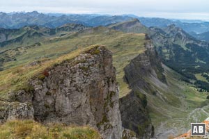 Blick vom Gipfel gen Westen - zu einer faszinierenden Geologie.