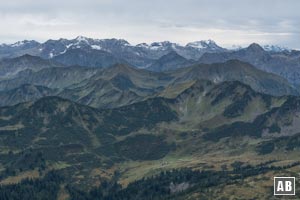 Unten in der Bildmitte ist die Schwarzwasserhütte zu erkennen - zu der wir nun absteigen werden.