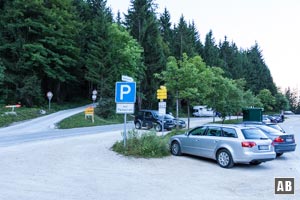 Der Aufstieg zur Brettgabel beginnt am Parkplatz Hinterbrand auf dem Forstweg der nach links abzweigt