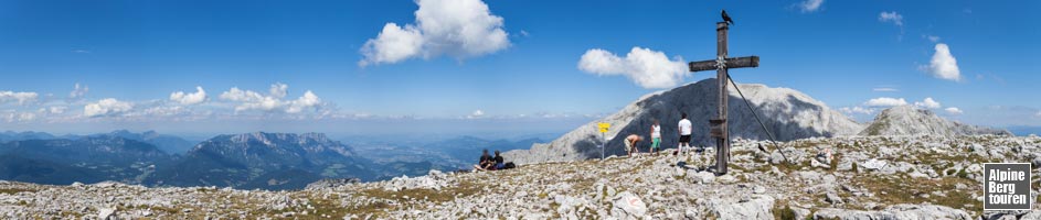 Der Gipfel des Hohen Bretts mit dem Berchtesgadener Hochthron und dem Hohen Göll im Hintergrund