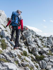 Drahtseile helfen beim Abstieg durch die Südflanke (der Normalweg) über die schwierigsten Stellen