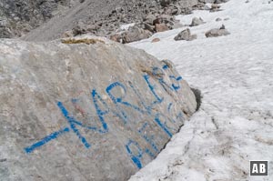 Der beschriftete Felsen markiert den Abzweig des Mauslochsteiges am Hochgschirr