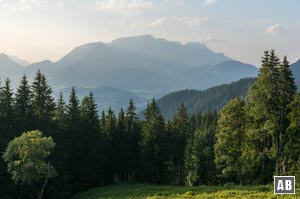 Aussicht vom Wanderweg zur Jenner-Mittelstation auf das Untersbergmassiv mit dem Berchtesgadener Hochthron