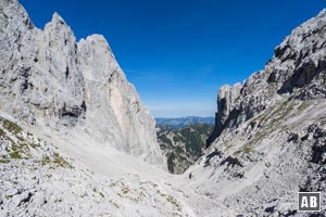 Rückblick vom Ellmauer Tor auf die bisherige Aufstiegsroute und die Wandfluchten der Kaiser-Prominenz