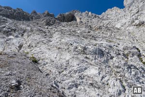 Blick nach dem zweiten Geröllfeld auf den finalen Aufschwung zum Grat