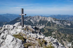 Gipfel der Hinteren Karlspitze mit dem Zahmer Kaiser im Hintergrund